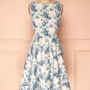 1861 Vintage style white-and-blue floral dress